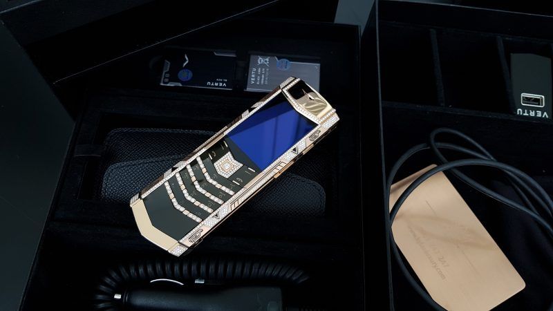 Kỳ Lân Luxury vertu signature s full gold full diamond ziczac fullbox 4 1 Vertu Signature S Full Gold Diamond ZicZac Full Box