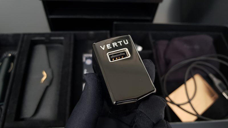 Kỳ Lân Luxury vertu signature s full gold full diamond ziczac fullbox 47 1 Vertu Signature S Full Gold Diamond ZicZac Full Box