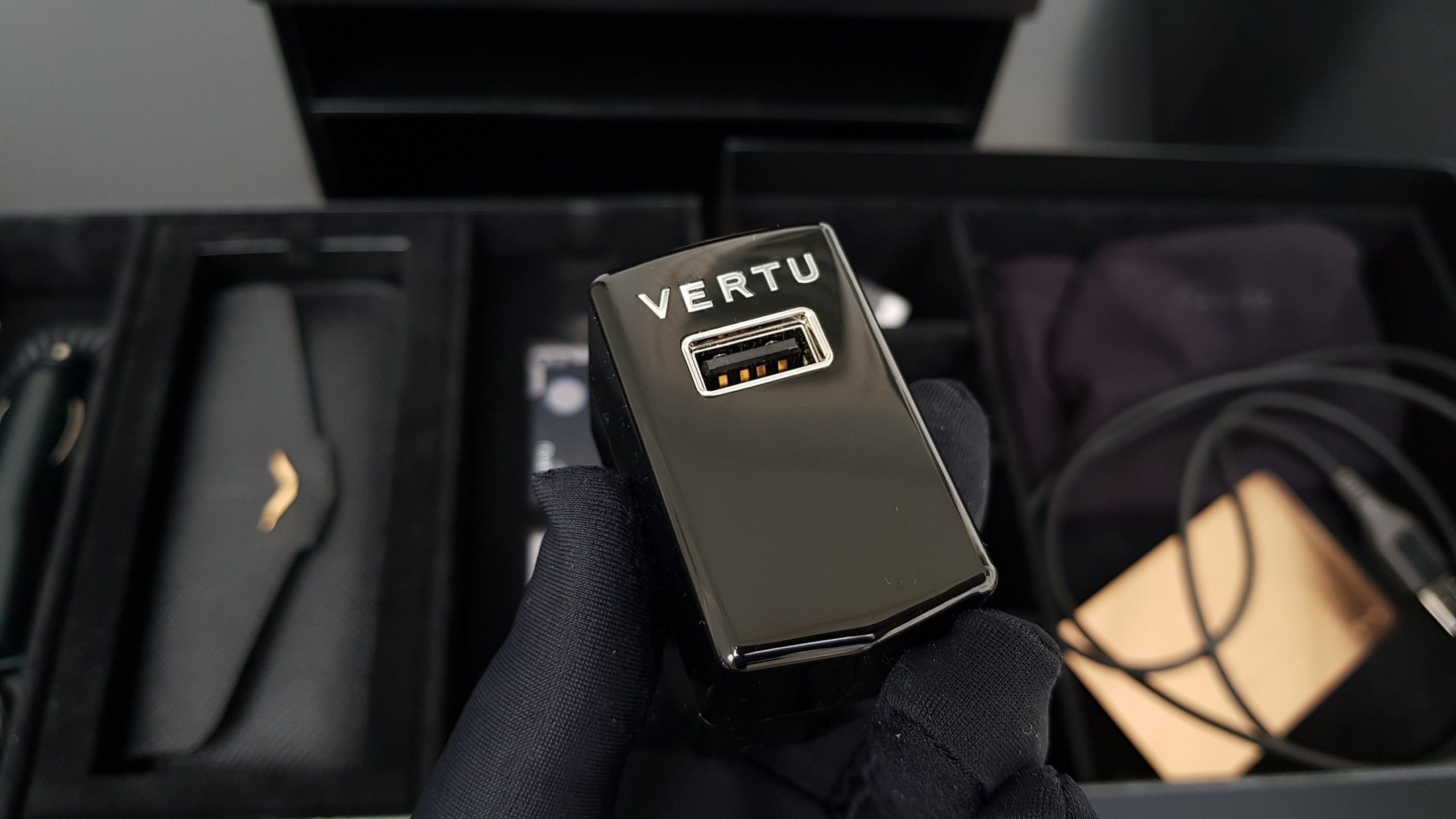 Kỳ Lân Luxury vertu signature s full gold full diamond ziczac fullbox 47 Vertu Signature S Full Gold Diamond ZicZac Full Box