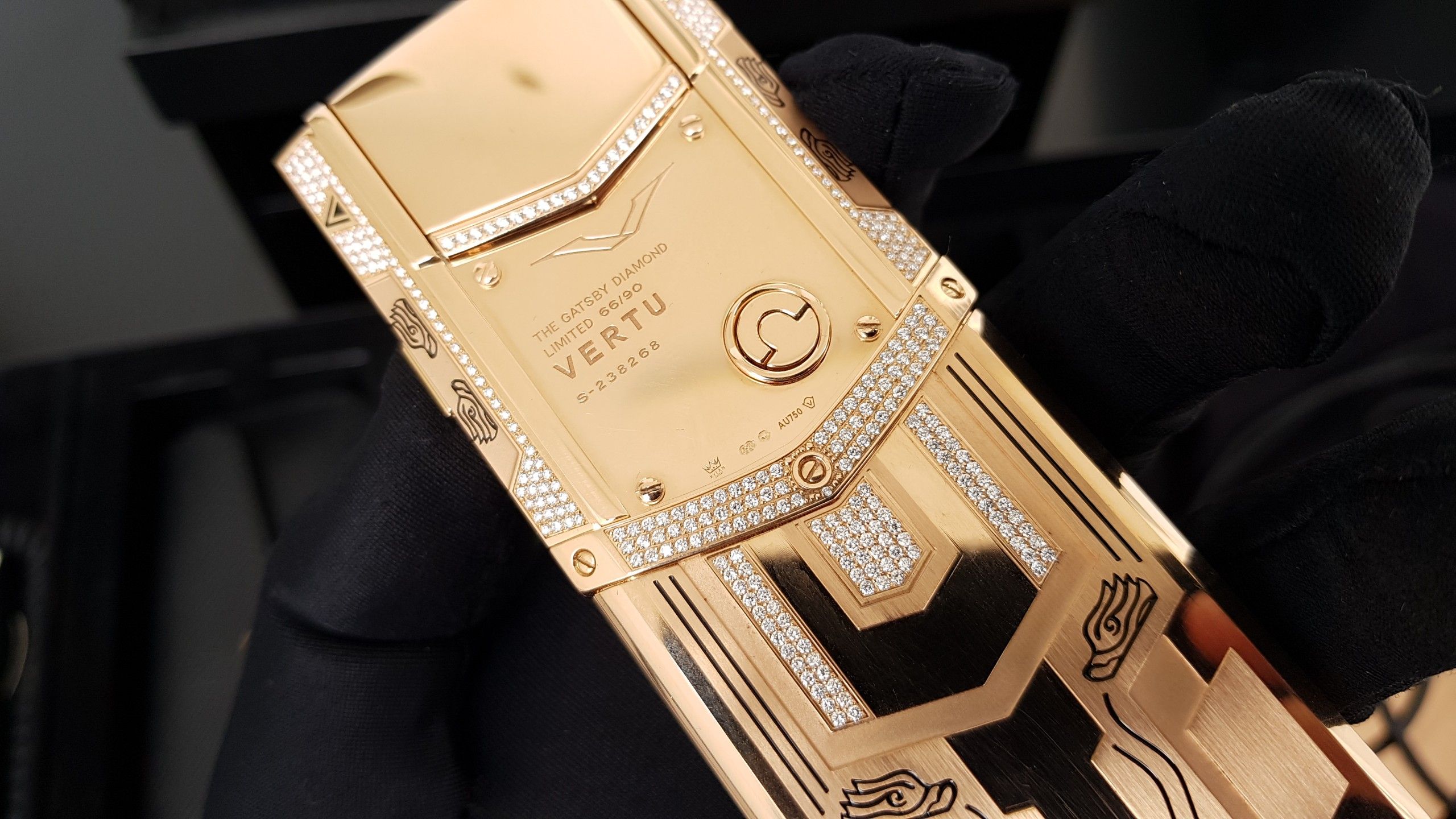 Kỳ Lân Luxury vertu signature s full gold full diamond ziczac fullbox 7 Vertu Signature S Full Gold Diamond ZicZac Full Box