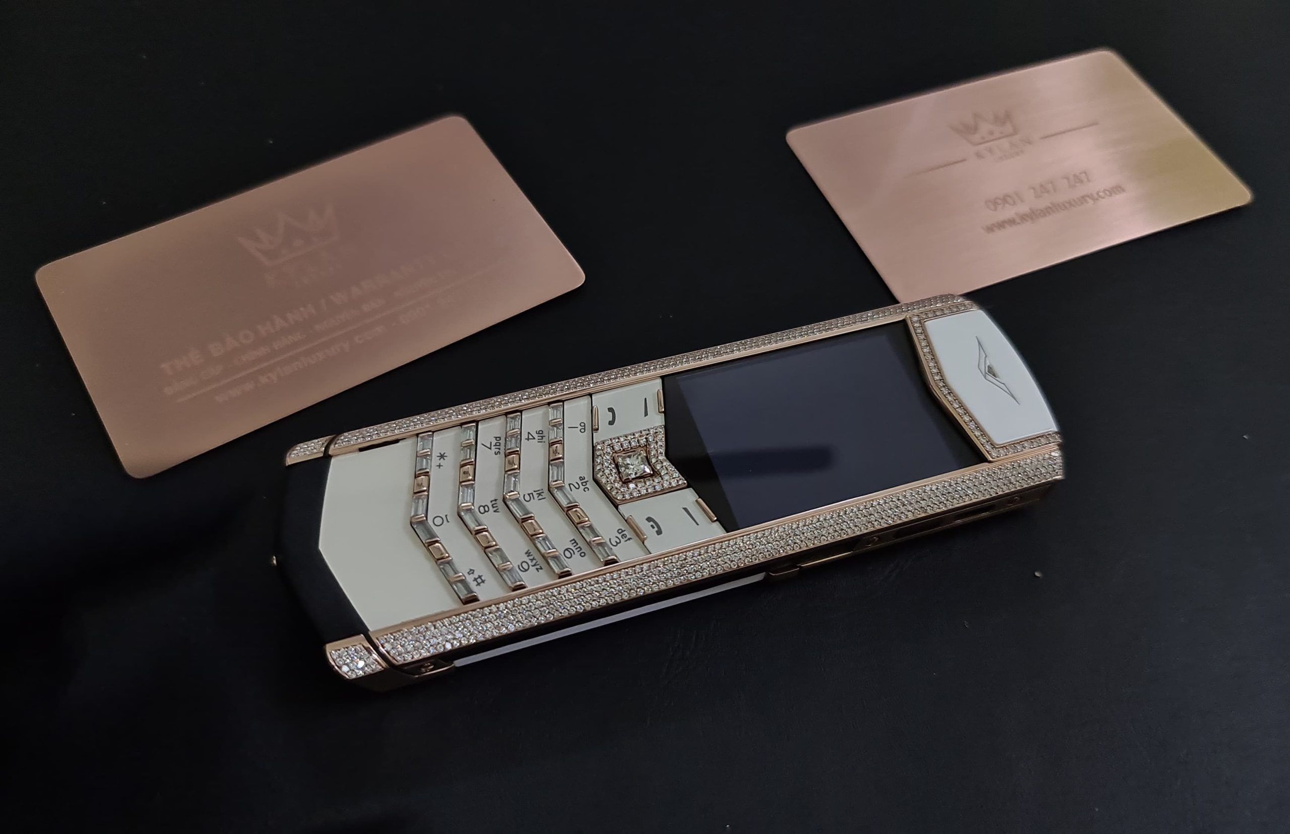 Kỳ Lân Luxury vertu signature s gold diamond day den 14 scaled Giới thiệu điện thoại Vertu Signature S Gold Diamond đáy đen