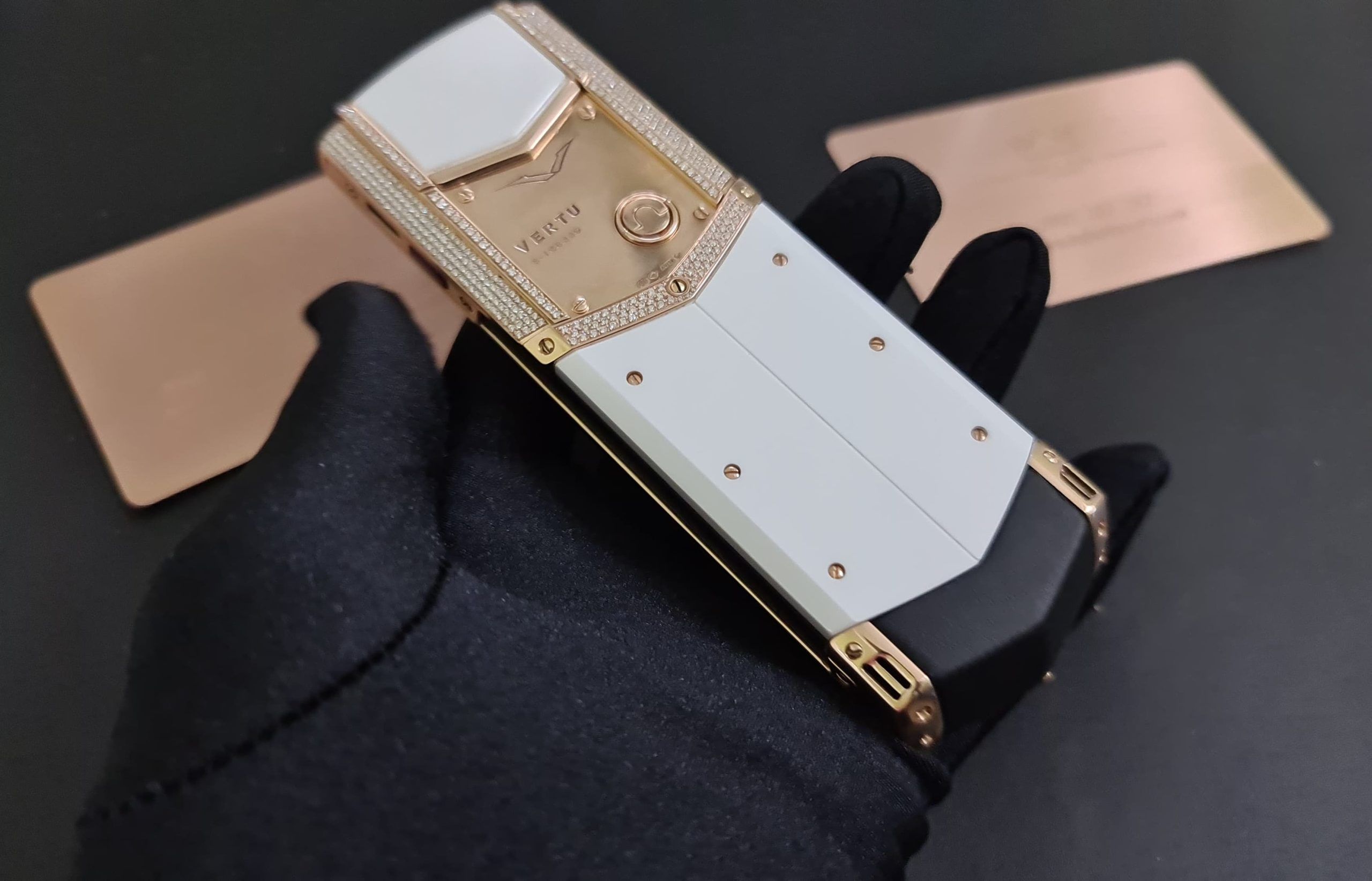 Kỳ Lân Luxury vertu signature s gold diamond day den 9 scaled Giới thiệu điện thoại Vertu Signature S Gold Diamond đáy đen
