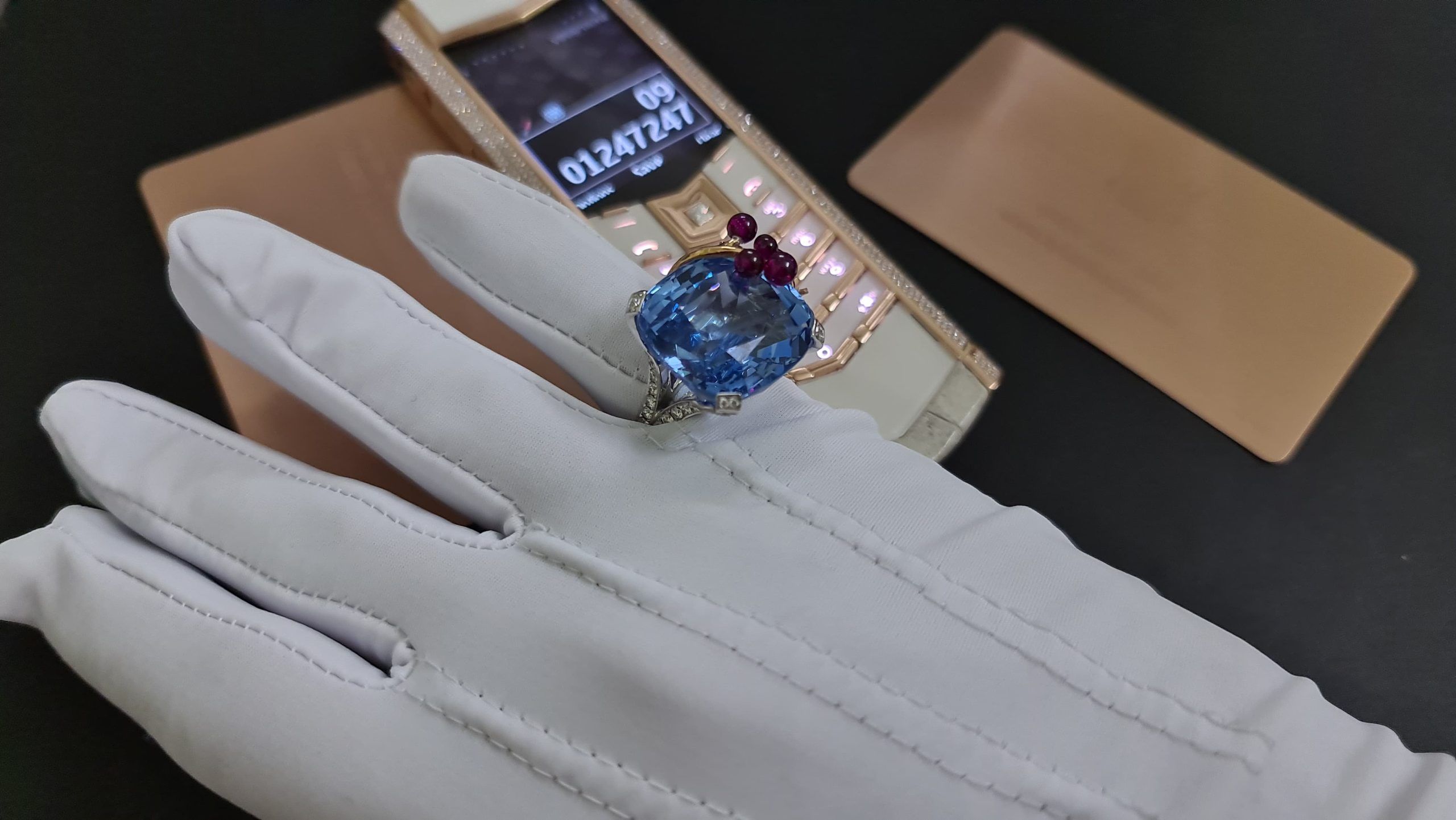 Kỳ Lân Luxury vertu signature s gold diamond himalaya 1 scaled Thông tin điện thoại Vertu Signature S Gold Diamon Himalaya