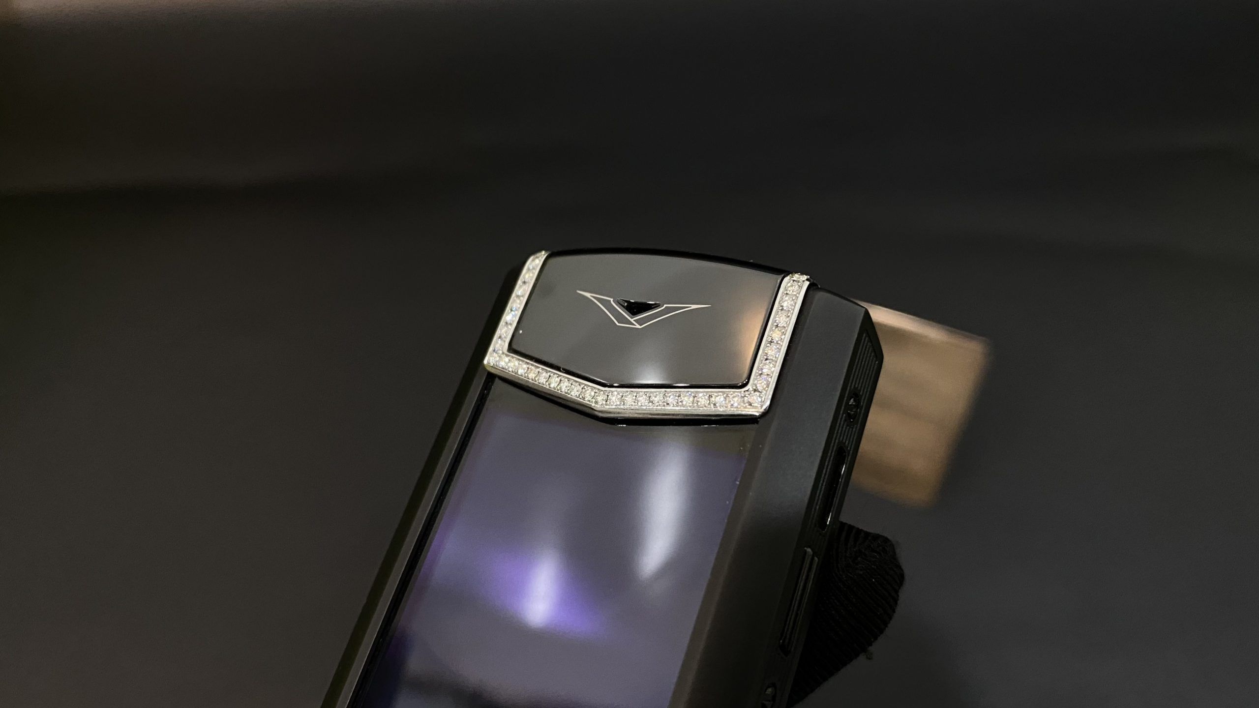 Kỳ Lân Luxury vertu signature s pure black mix diamond 17 1 scaled Vertu Signature S Pure Black Mix Diamond