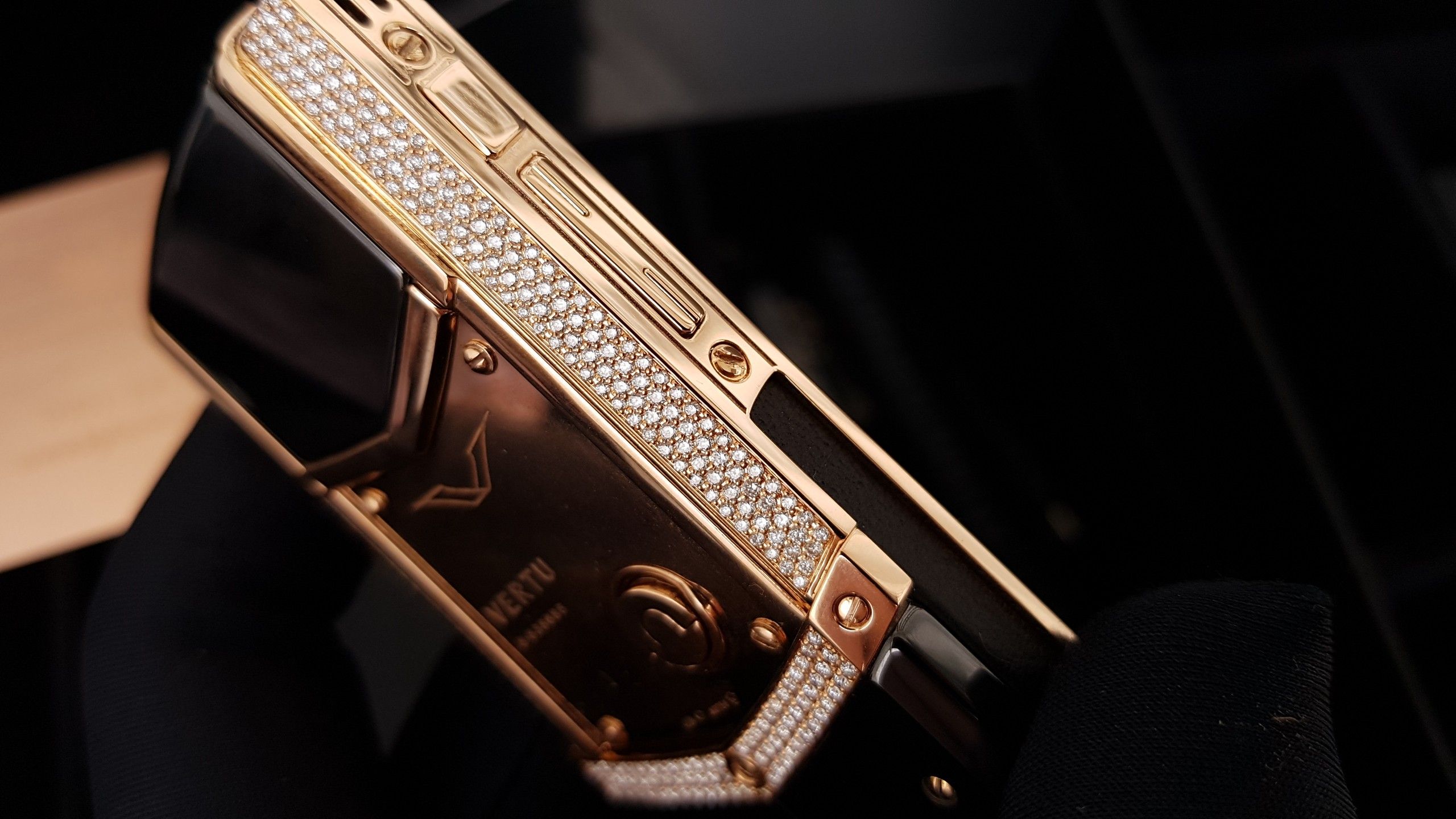 Kỳ Lân Luxury vertu signature s rose gold fullbox 26 THÔNG TIN VỀ MẪU ĐIỆN THOẠI VERTU SIGNATURE S ROSE GOLD DIAMOND – Thiết kế mang đến sự khác biệt