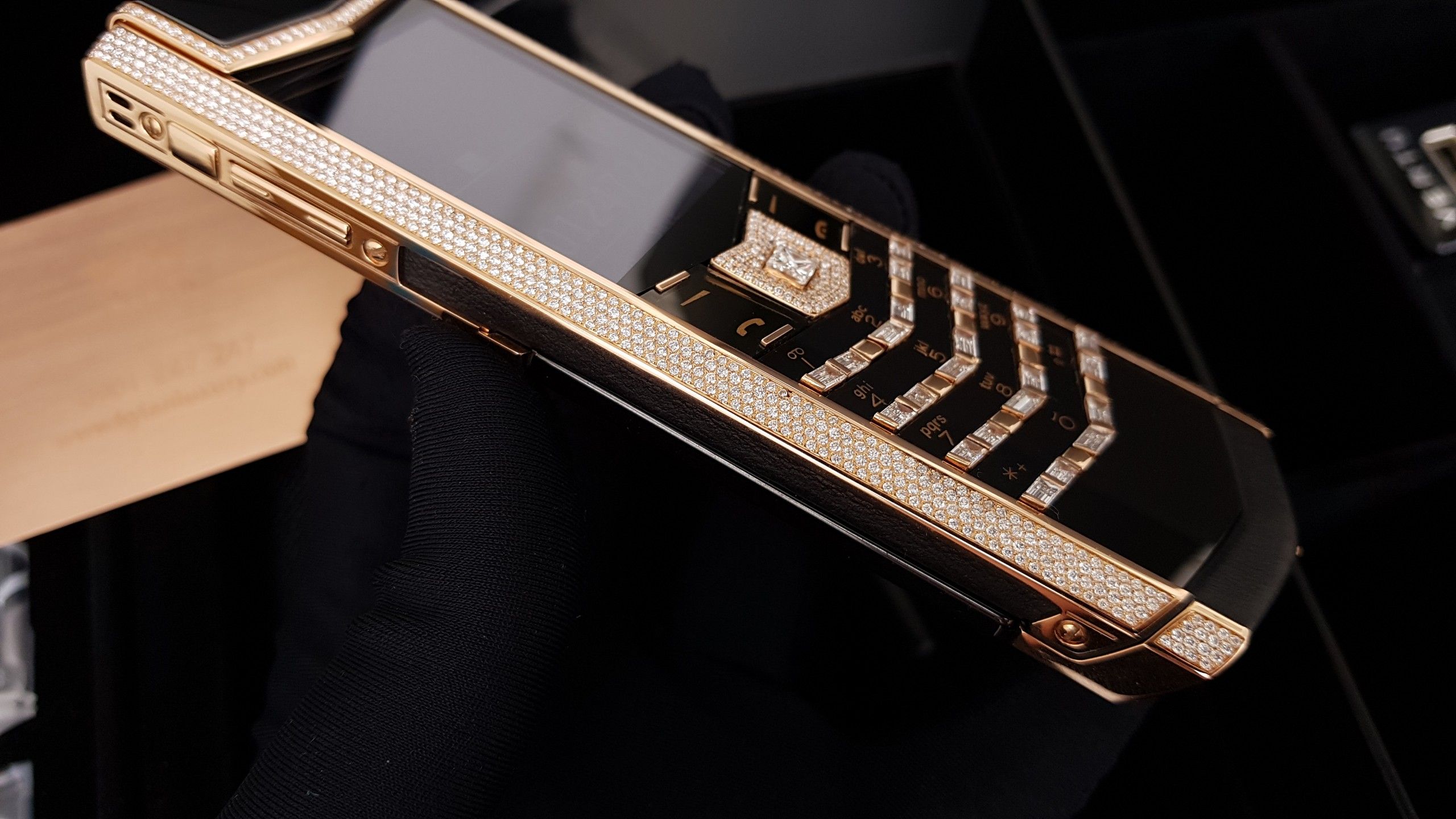 Kỳ Lân Luxury vertu signature s rose gold fullbox 41 THÔNG TIN VỀ MẪU ĐIỆN THOẠI VERTU SIGNATURE S ROSE GOLD DIAMOND – Thiết kế mang đến sự khác biệt