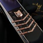 Kỳ Lân Luxury vertu signature s thep che tac diem ma vang 10 scaled 1 Vertu Signature S thép điểm vàng hồng