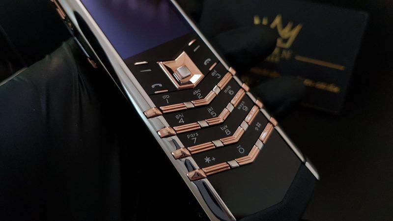 Kỳ Lân Luxury vertu signature s thep che tac diem ma vang 10 scaled 1 Vertu Signature S thép điểm vàng hồng