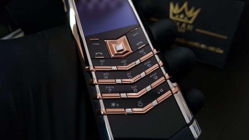 Kỳ Lân Luxury vertu signature s thep che tac diem ma vang 11 scaled 1 Vertu Signature S thép điểm vàng hồng