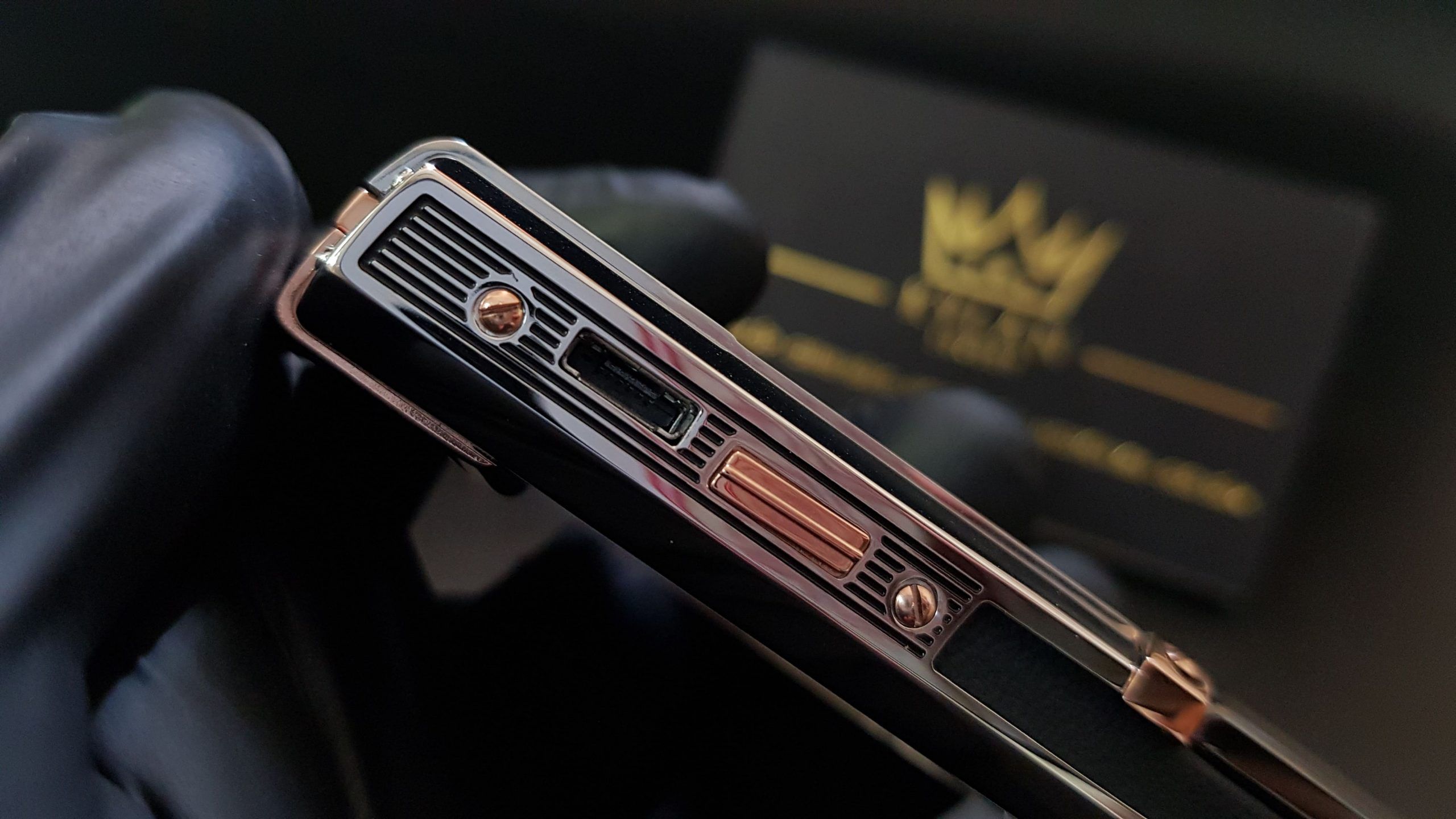 Kỳ Lân Luxury vertu signature s thep che tac diem ma vang 25 scaled Vertu Signature S thép điểm vàng hồng