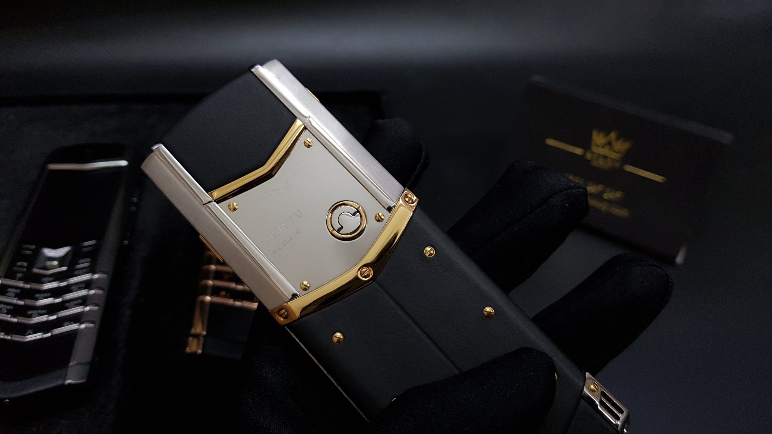 Kỳ Lân Luxury vertu signature s thep diem vang da den 13 1 scaled Mua điện thoại Vertu Signature S thép điểm vàng da đen ở đâu uy tín, chất lượng?