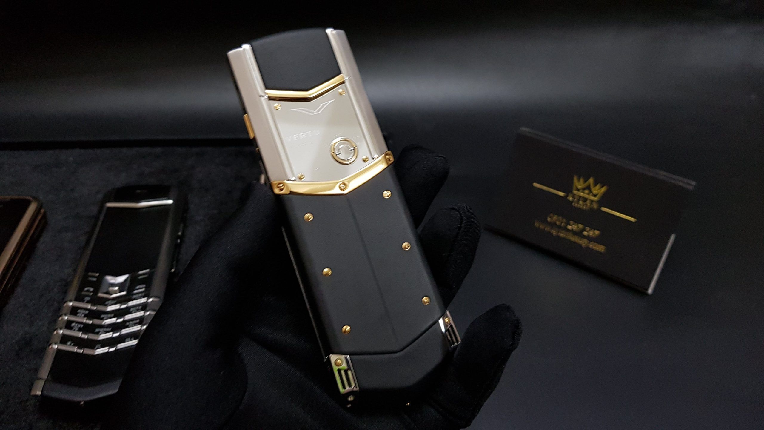 Kỳ Lân Luxury vertu signature s thep diem vang da den 28 1 scaled Mua điện thoại Vertu Signature S thép điểm vàng da đen ở đâu uy tín, chất lượng?