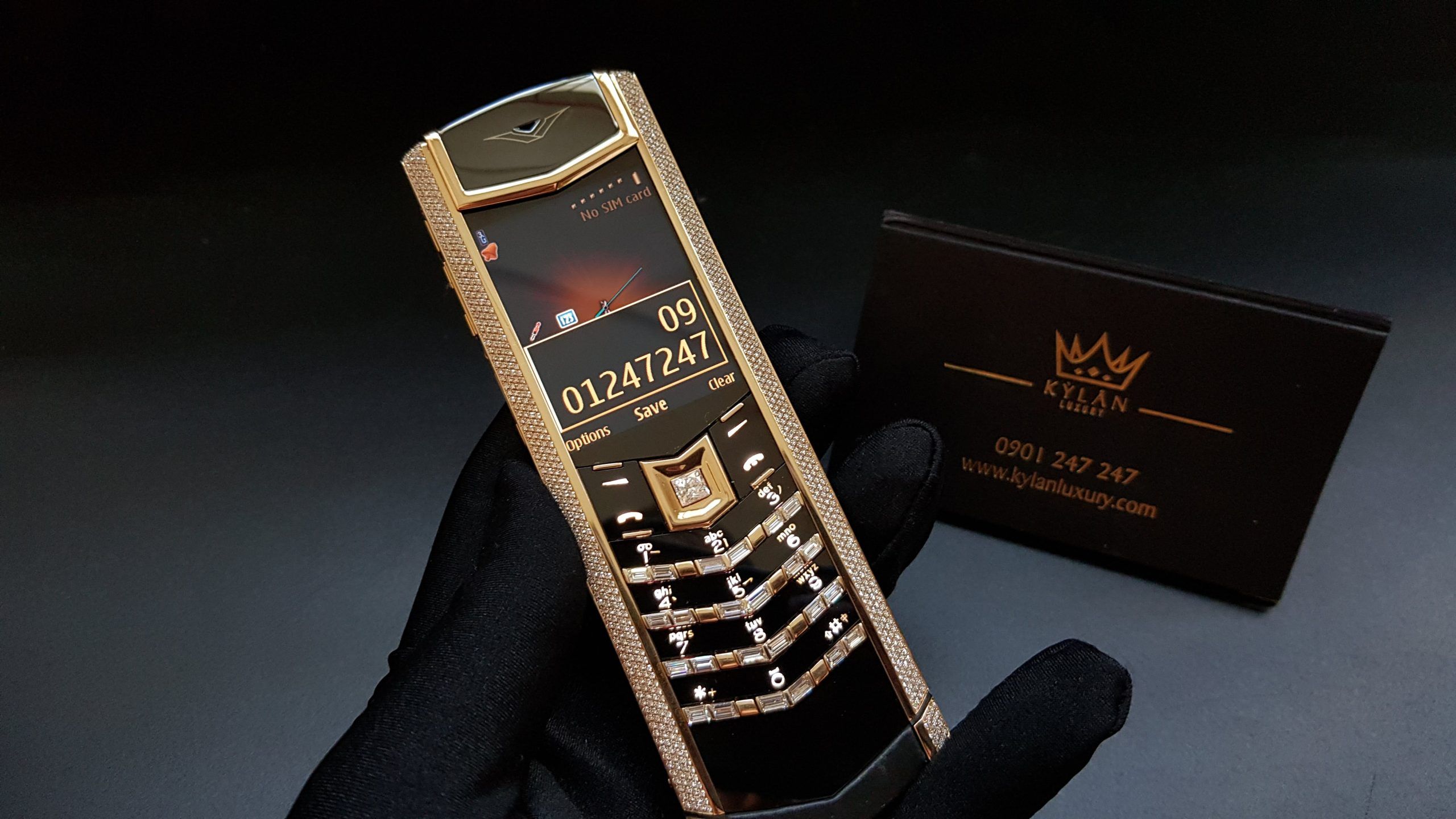 Kỳ Lân Luxury vertu signature s vang khoi dinh full kim cuong 24 46cd0b79 9380 4853 80aa 29a9e26cae85 1 scaled Đập hộp chiếc điện thoại Vertu Signature S vàng khối đính full kim cương