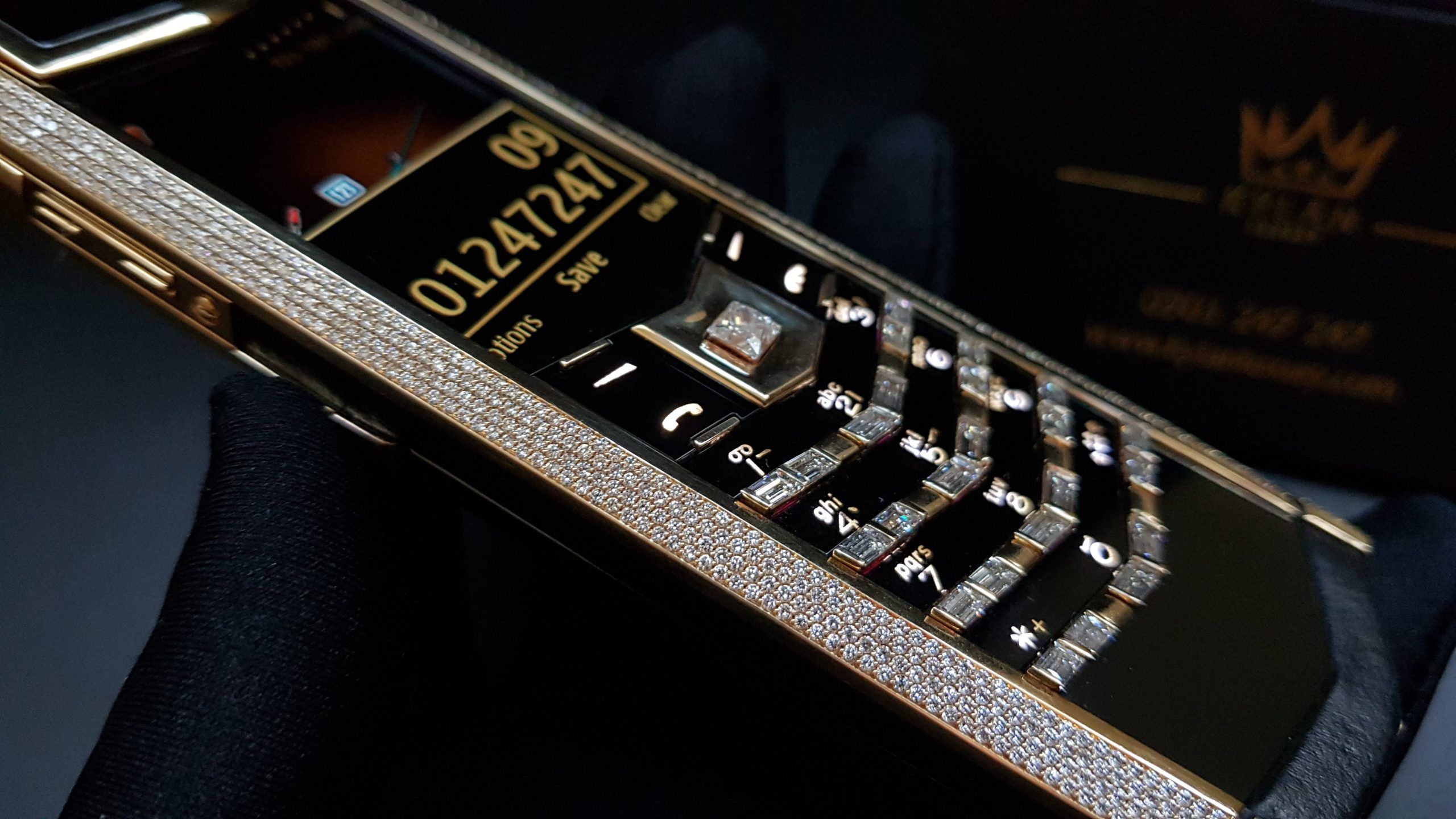 Kỳ Lân Luxury vertu signature s vang khoi dinh full kim cuong 28 4561ff01 c93f 46b0 a1ee 917c26fe1409 scaled Đập hộp chiếc điện thoại Vertu Signature S vàng khối đính full kim cương