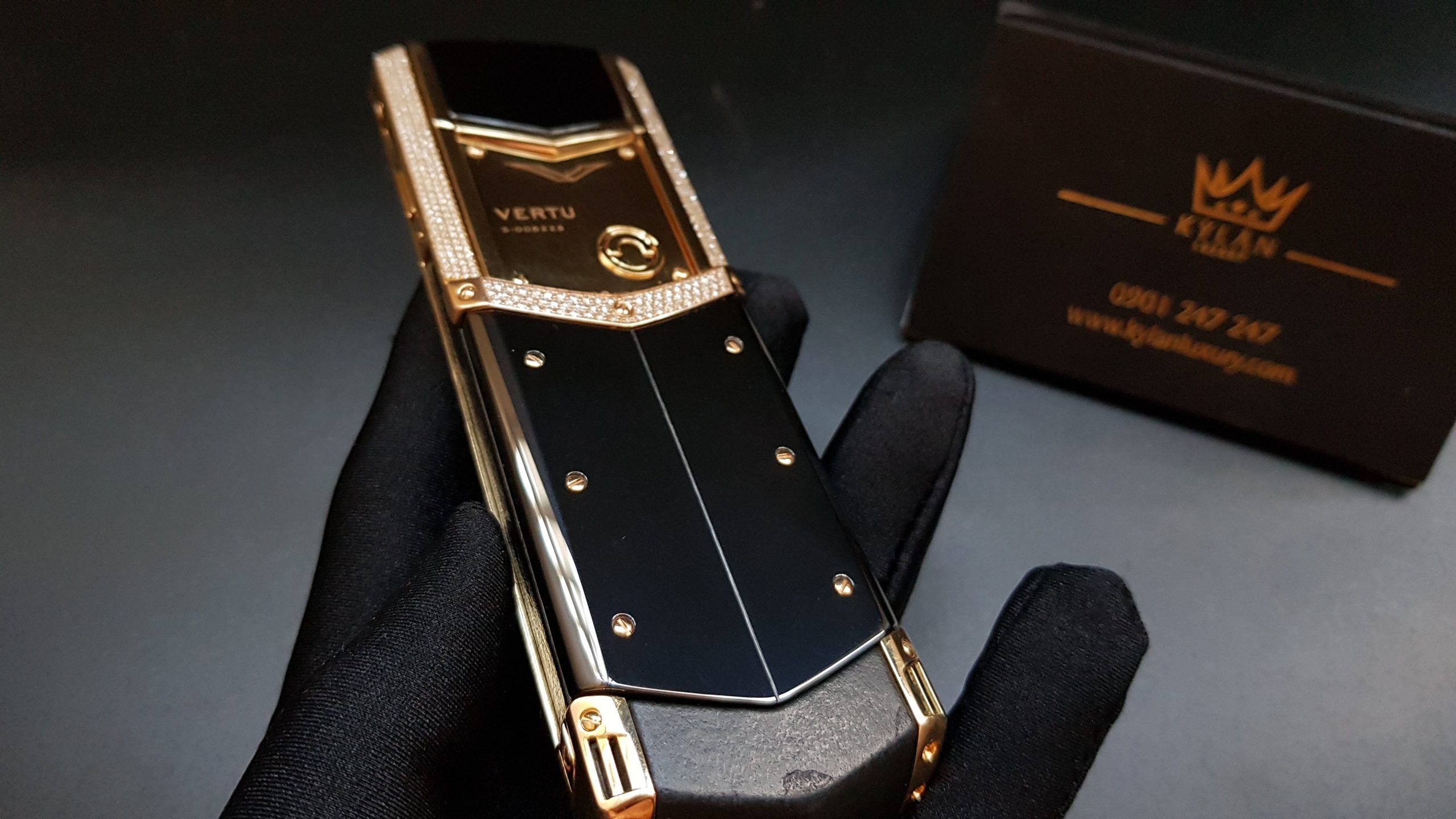 Kỳ Lân Luxury vertu signature s vang khoi dinh full kim cuong 34 f419bae8 637d 4842 89f8 1c0718dc5137 scaled Đập hộp chiếc điện thoại Vertu Signature S vàng khối đính full kim cương