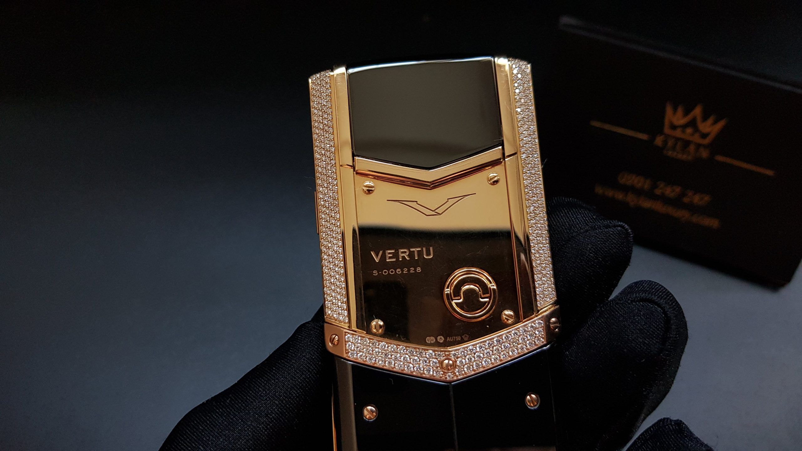 Kỳ Lân Luxury vertu signature s vang khoi dinh full kim cuong 36 405d704d ecd8 446c 83a9 d466fc8546e7 scaled Đập hộp chiếc điện thoại Vertu Signature S vàng khối đính full kim cương