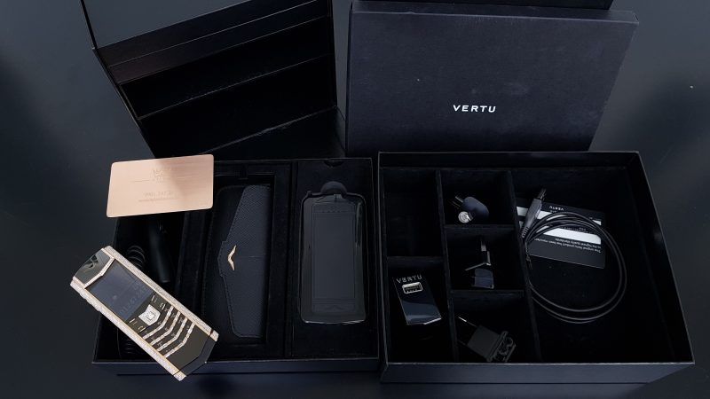 Kỳ Lân Luxury vertu signature s vang khoi full kim cuong 1 71ac7cf0 49f1 4c33 8821 1f812424f251 1 Vertu Signature S Vàng Khối Full Diamond