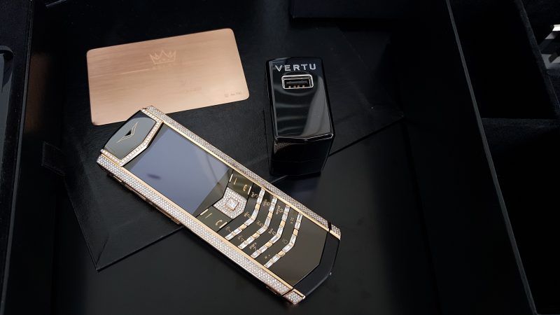 Kỳ Lân Luxury vertu signature s vang khoi full kim cuong 11 14f4abe3 0574 4865 9106 534d1a2c656c 1 Vertu Signature S Vàng Khối Full Diamond