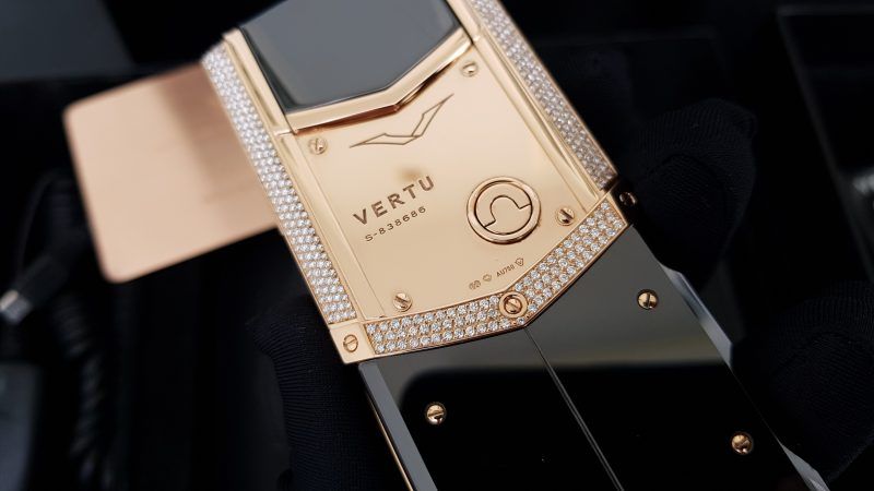 Kỳ Lân Luxury vertu signature s vang khoi full kim cuong 16 ee5a2cd9 62f4 410d 92c4 3cf197b32e10 1 Vertu Signature S Vàng Khối Full Diamond