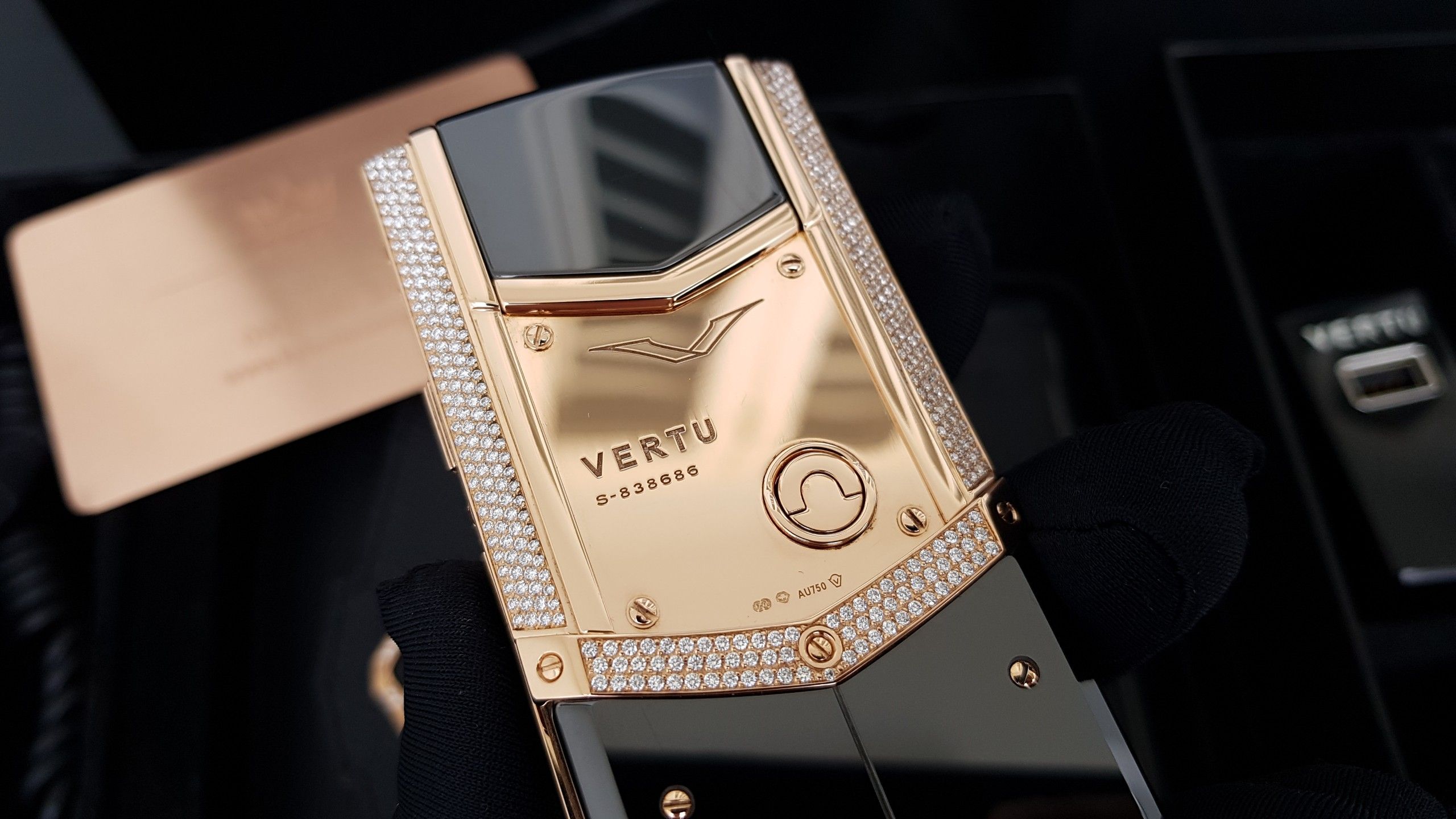 Kỳ Lân Luxury vertu signature s vang khoi full kim cuong 18 9a3b0dd6 d7c7 4f65 abbd 462e89c2c8db Vertu Signature S Vàng Khối Full Diamond