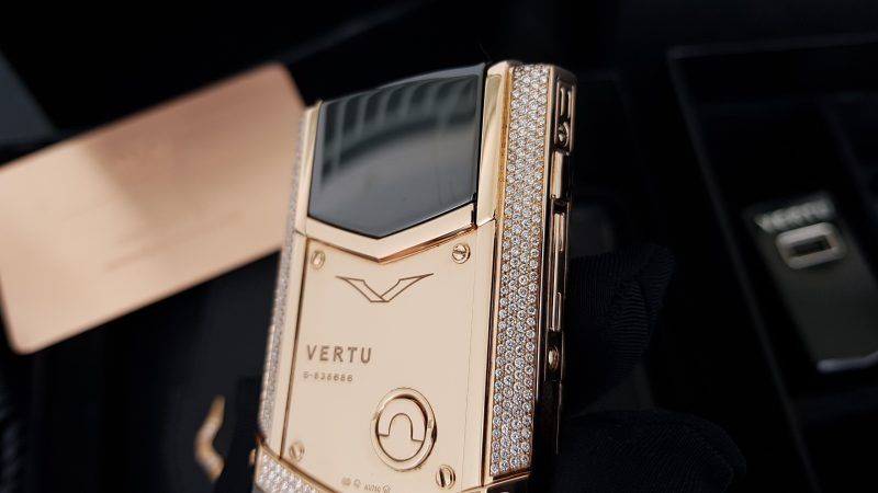 Kỳ Lân Luxury vertu signature s vang khoi full kim cuong 19 4e40e55c 4491 43ba 8a39 92b43de40336 1 Vertu Signature S Vàng Khối Full Diamond