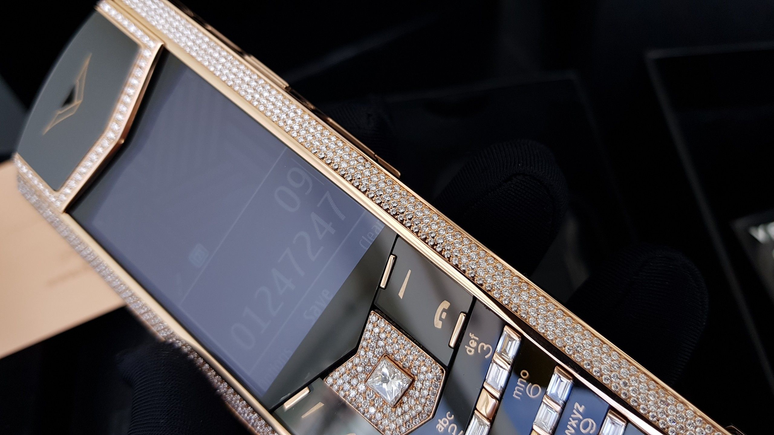 Kỳ Lân Luxury vertu signature s vang khoi full kim cuong 34 27651f51 474a 4f29 a756 c0b8e8ba02cc Vertu Signature S Vàng Khối Full Diamond