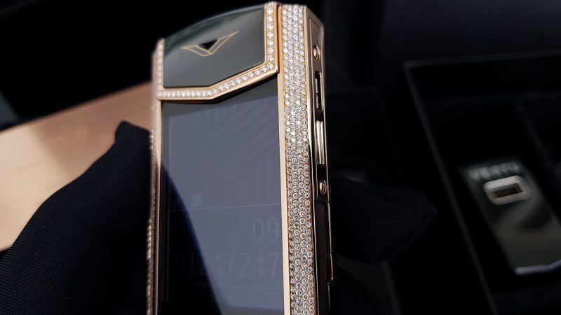 Kỳ Lân Luxury vertu signature s vang khoi full kim cuong 36 f68d8e0b 4d5a 40f4 8335 43a5b760cf63 1 Vertu Signature S Vàng Khối Full Diamond