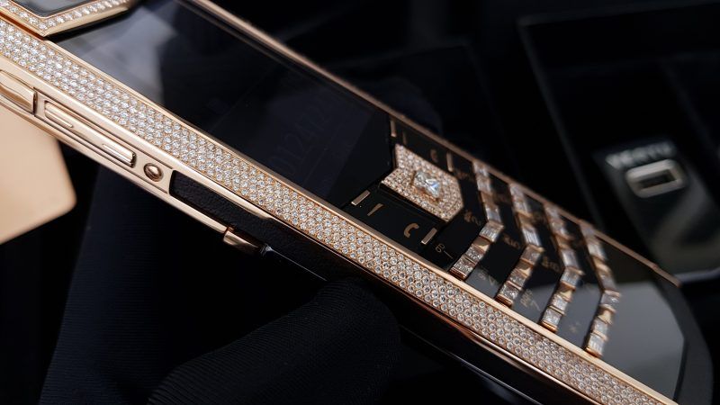 Kỳ Lân Luxury vertu signature s vang khoi full kim cuong 37 9656ef25 ac24 4f1d 92e6 3db9fbe5db2d 1 Vertu Signature S Vàng Khối Full Diamond