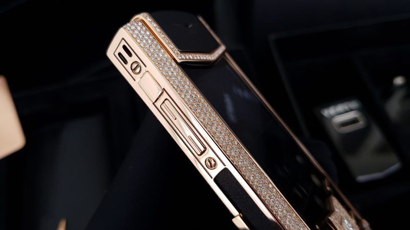 Kỳ Lân Luxury vertu signature s vang khoi full kim cuong 38 f9c400b5 cdb5 4dcd 972b 1d532d3b92dc 1 Vertu Signature S Vàng Khối Full Diamond