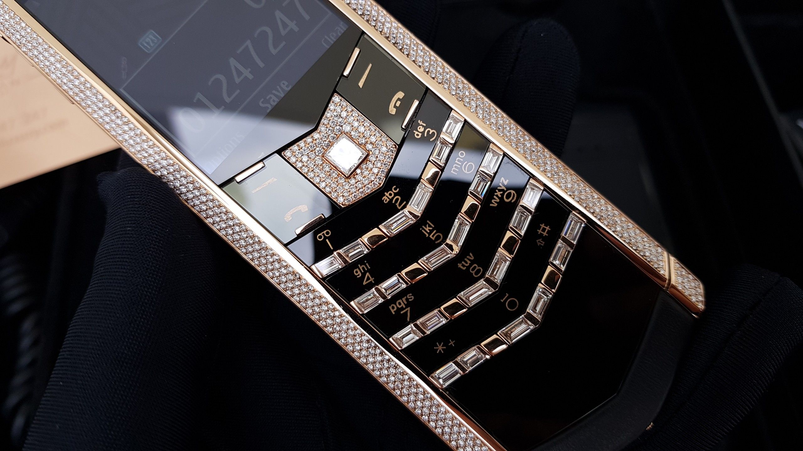 Kỳ Lân Luxury vertu signature s vang khoi full kim cuong 45 1e867f0d c70f 46c9 b913 142bf9cb5084 Vertu Signature S Vàng Khối Full Diamond