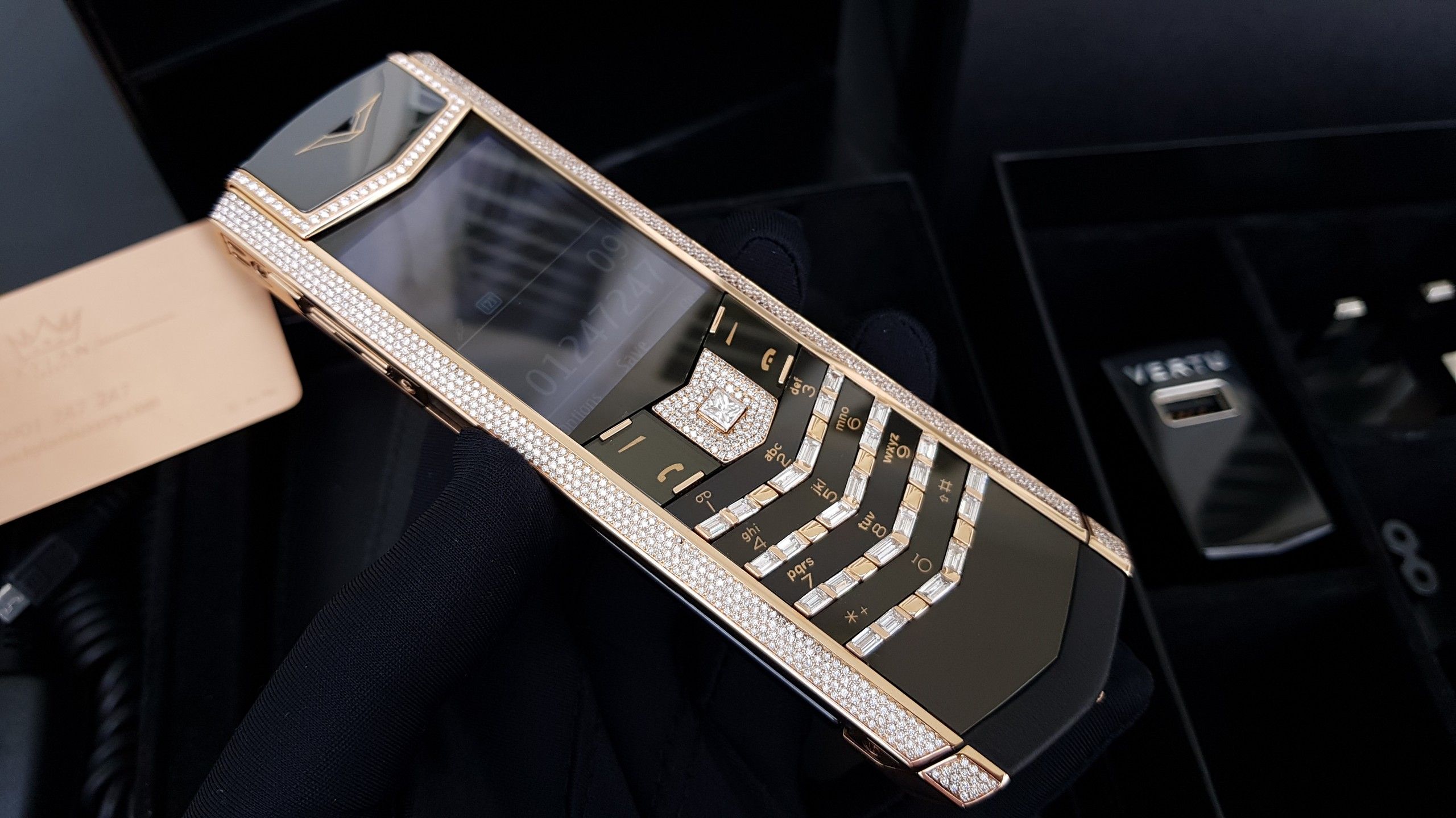 Kỳ Lân Luxury vertu signature s vang khoi full kim cuong 48 f95bcb21 d530 405b be7f 99b588986acf Vertu Signature S Vàng Khối Full Diamond