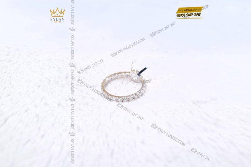 Kỳ Lân Luxury vo nhan vang nguyen khoi 18k au750 dinh vien chu 10ly4 1 1 Vỏ nhẫn vàng nguyên khối 18k Au750 đính viên chủ 10ly4