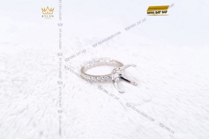 Kỳ Lân Luxury vo nhan vang nguyen khoi 18k au750 dinh vien chu 10ly4 4 scaled 1 Vỏ nhẫn vàng nguyên khối 18k Au750 đính viên chủ 10ly4