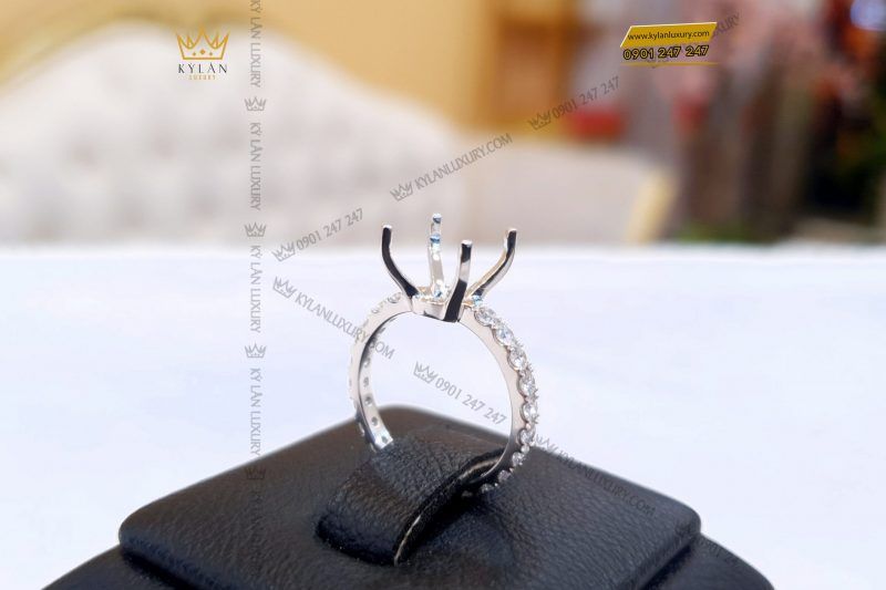 Kỳ Lân Luxury vo nhan vang nguyen khoi 18k au750 dinh vien chu 10ly4 8 scaled 1 Vỏ nhẫn vàng nguyên khối 18k Au750 đính viên chủ 10ly4