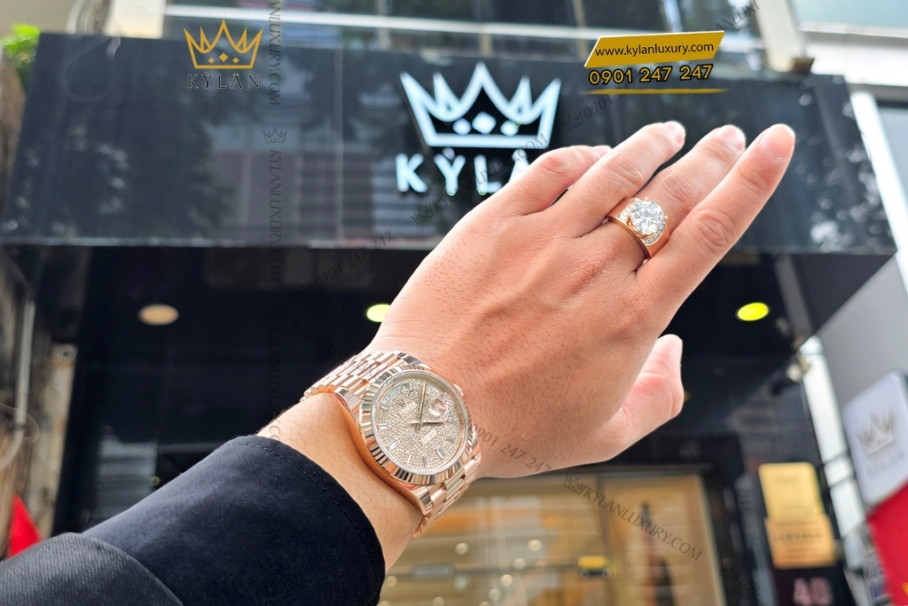 Kỳ Lân Luxury 2 4 Đồng hồ Rolex Day-Date 40 mặt full kim cương 228235-0036