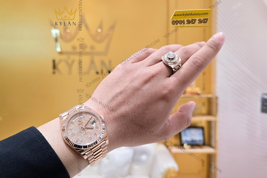 Kỳ Lân Luxury 3 4 Đồng hồ Rolex Day-Date 40 mặt full kim cương 228235-0036