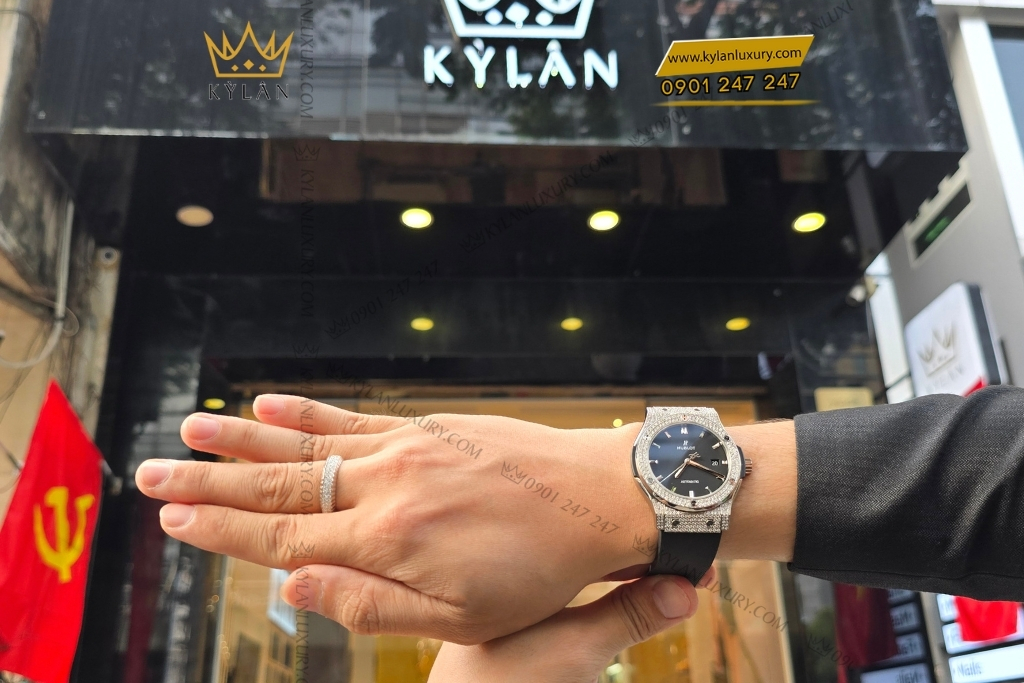 Kỳ Lân Luxury 4 5 Đồng hồ Hublot Classic Fusion Titanium Custom Diamonds 42mm