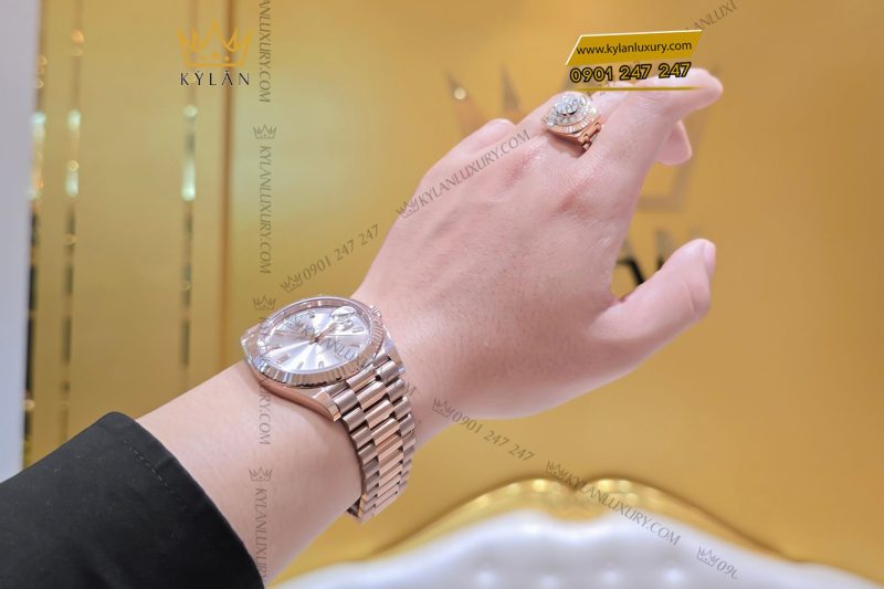 Đồng hồ Rolex Day Date 40 228235-0004 mặt số Sundust, cọc số kim cương
