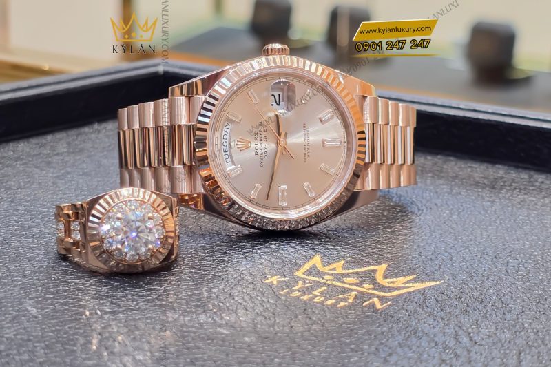 Đồng hồ Rolex Day Date 40 228235-0004 mặt số Sundust, cọc số kim cương
