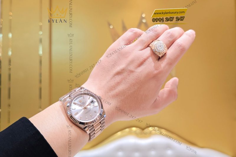 Đồng hồ Rolex Day Date 40 228235-0004 mặt số Sundust, cọc số kim cương