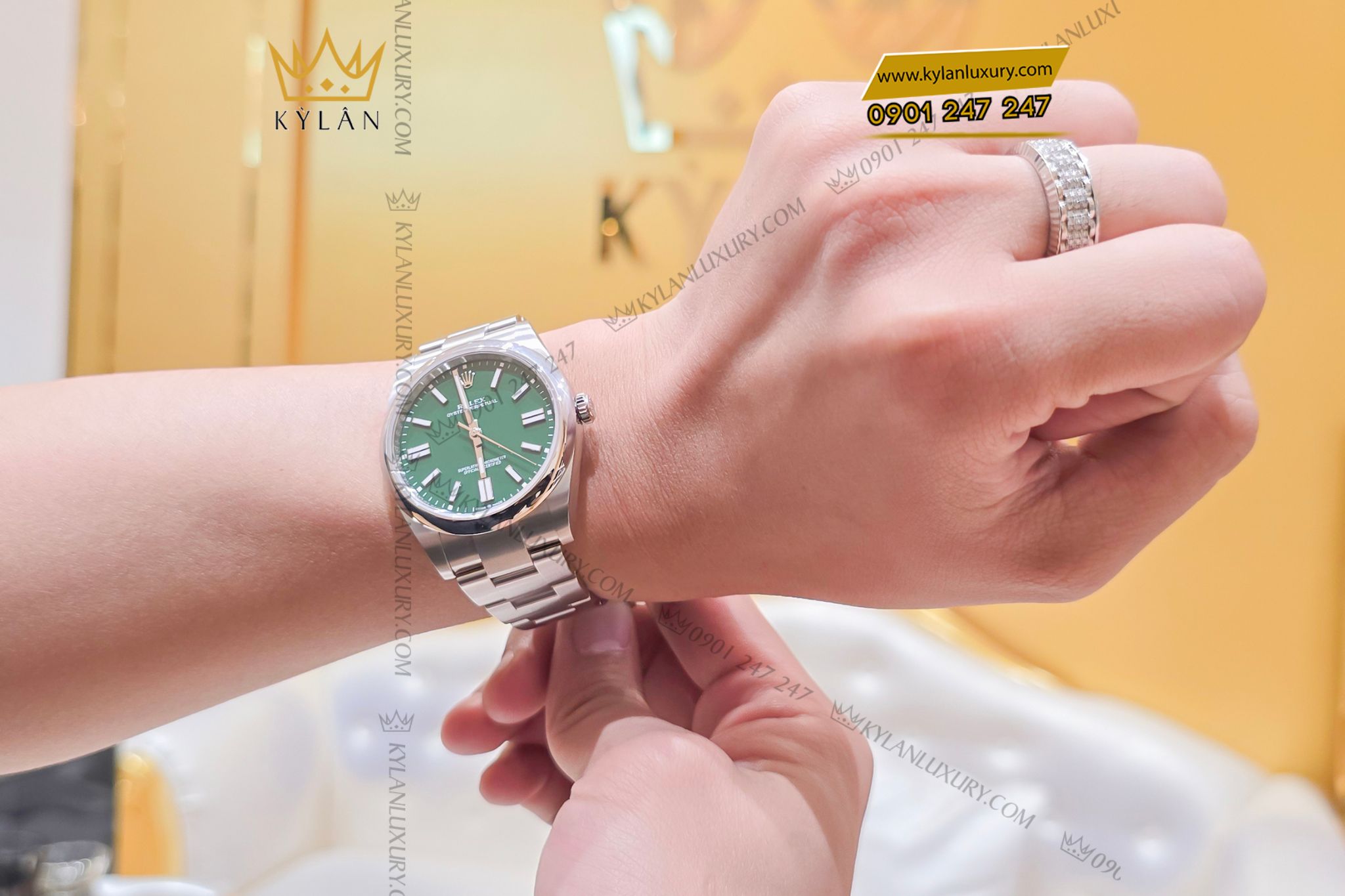 Kỳ Lân Luxury Dong ho Rolex Oyster Perpetual 41 134300 0005 mat so xanh la 2 Đồng hồ Rolex Oyster Perpetual 41 134300-0005 mặt số xanh lá