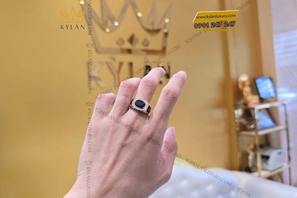 Kỳ Lân Luxury Nhan nam vang nguyen khoi Au750 dinh da quy den 9 Nhẫn nam vàng nguyên khối Au750 đính đá quý đen
