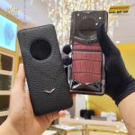 Kỳ Lân Luxury bao da dien thoai vertu 3 scaled 1 Bao da điện thoại Vertu da cá sấu Alligator đính logo Vertu vàng trắng nguyên khối Au750