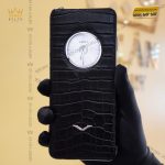 Kỳ Lân Luxury bao da dien thoai vertu 4 scaled 1 Bao da điện thoại Vertu da cá sấu Alligator đính logo Vertu vàng trắng nguyên khối Au750