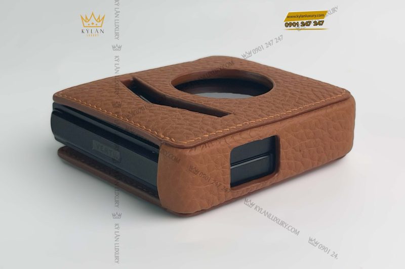 Kỳ Lân Luxury bao da dien thoai vertu ironflip da togo mau nau 6 1 scaled 1 Bao da điện thoại Vertu Ironflip da Togo màu nâu