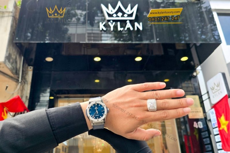 Đồng hồ Hublot Classic Fusion Titanium Blue custom vành kim cương 42mm