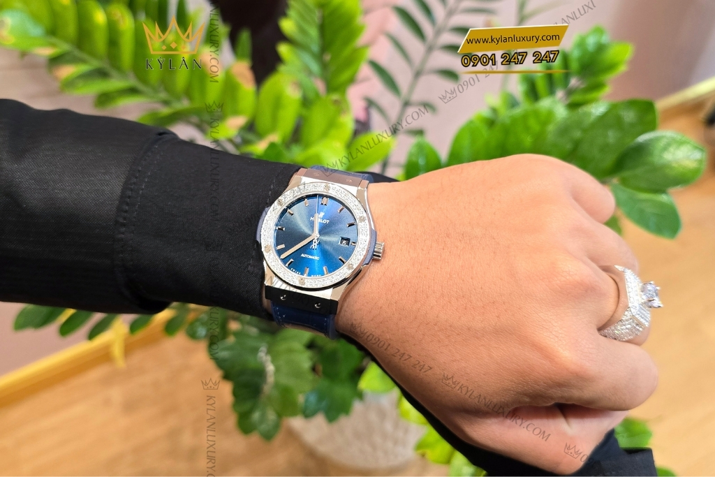 Kỳ Lân Luxury dong ho hublot classic fusion blue custom diamond 12 Đồng hồ Hublot Classic Fusion Titanium Blue custom vành kim cương 42mm