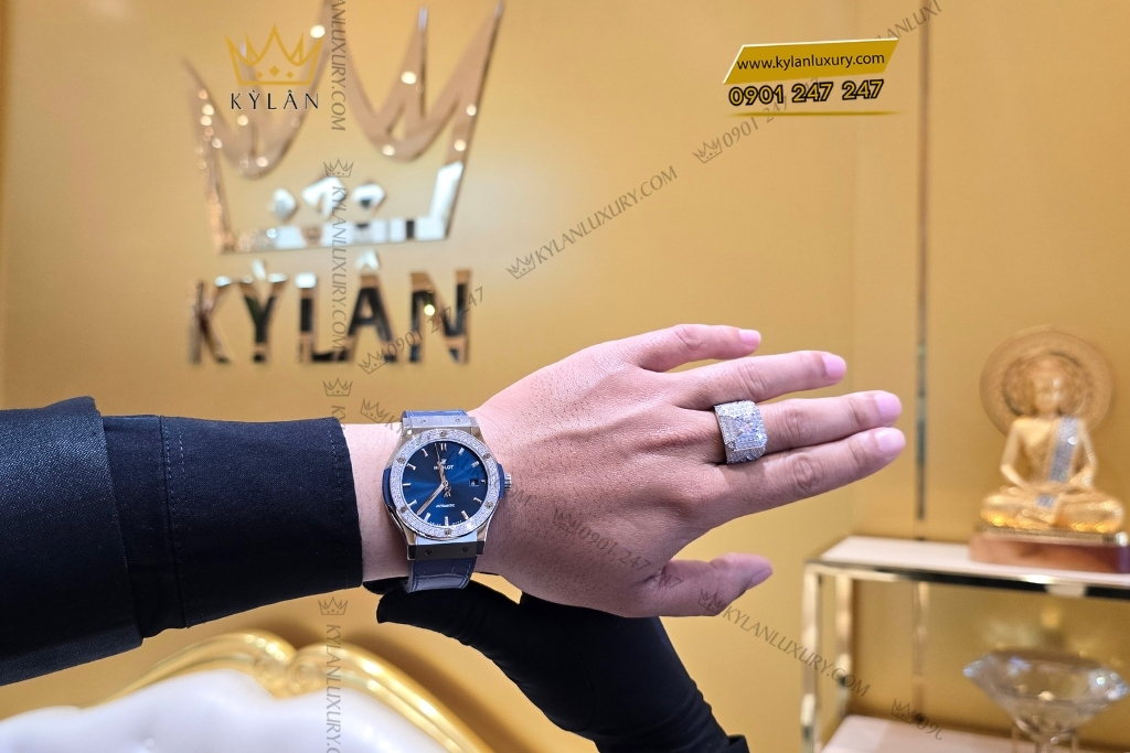 Kỳ Lân Luxury dong ho hublot classic fusion blue custom diamond 13 Đồng hồ Hublot Classic Fusion Titanium Blue Custom Diamond 42mm
