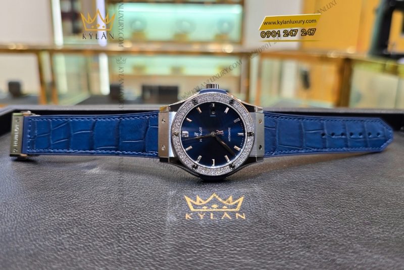 Đồng hồ Hublot Classic Fusion Titanium Blue custom vành kim cương 42mm