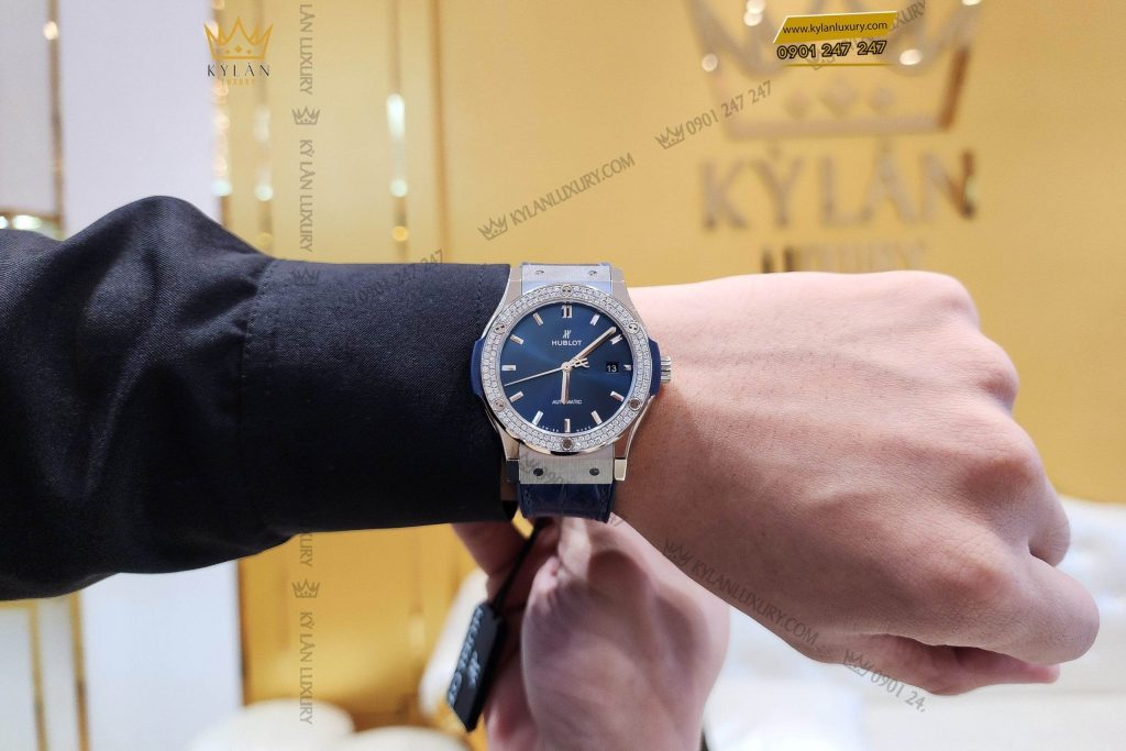 Kỳ Lân Luxury dong ho hublot classic fusion blue custom diamond 16 Đồng hồ Hublot Classic Fusion Titanium Blue custom vành kim cương 42mm